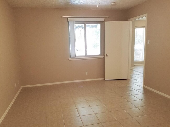 Building Photo - 3513 Westchester Ave