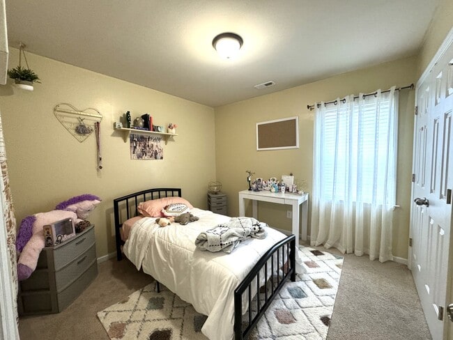 Building Photo - An adorable home within the City!