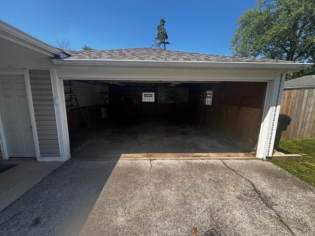 Building Photo - 2544 Spruce Rd