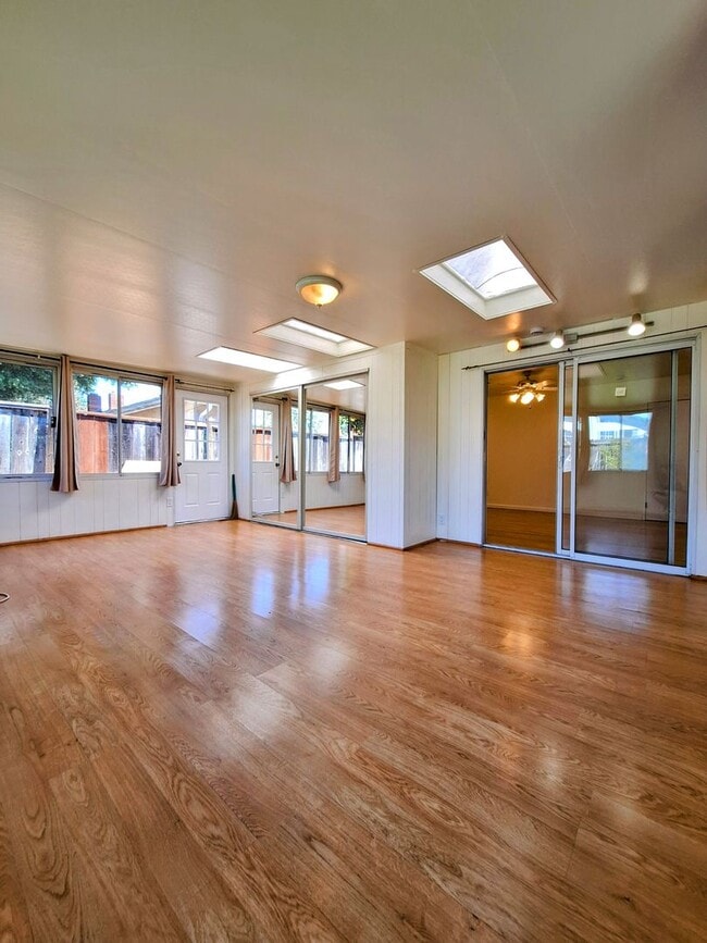 Building Photo - Beautifully Remodeled 3bd Single Story House With Bonus Room & Storage Space!