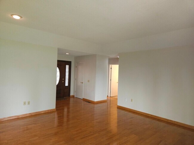 Building Photo - 2Bd/2Ba Single Story Home - Available to View!