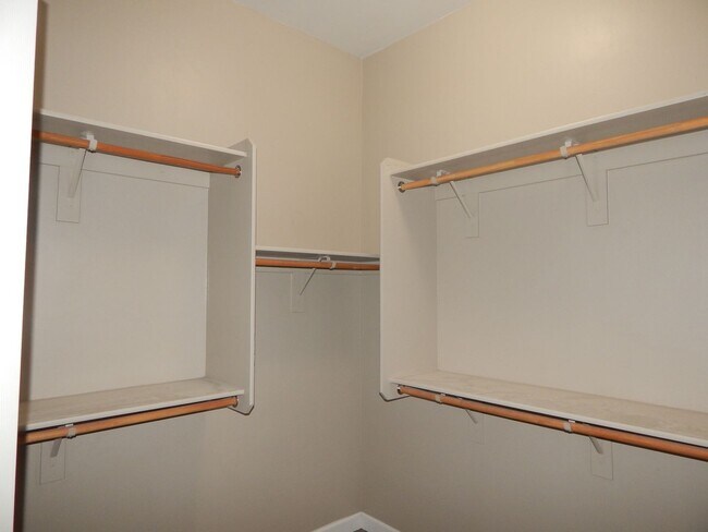 Building Photo - 3 bedrooms over 2200 Square Feet - Single ...