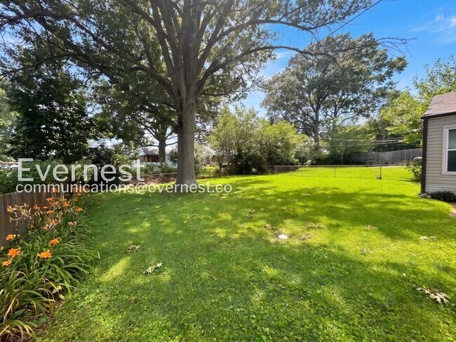 Building Photo - 2 Bed, 1.5 Bath Home with Attached Garage / Available Now!