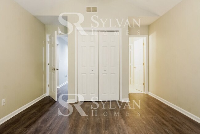 Building Photo - Your dream home awaits
