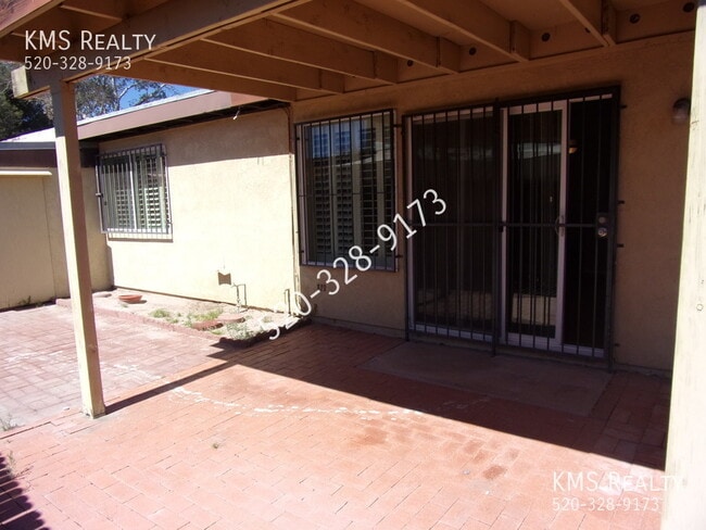 Building Photo - 702 S Pantano Rd