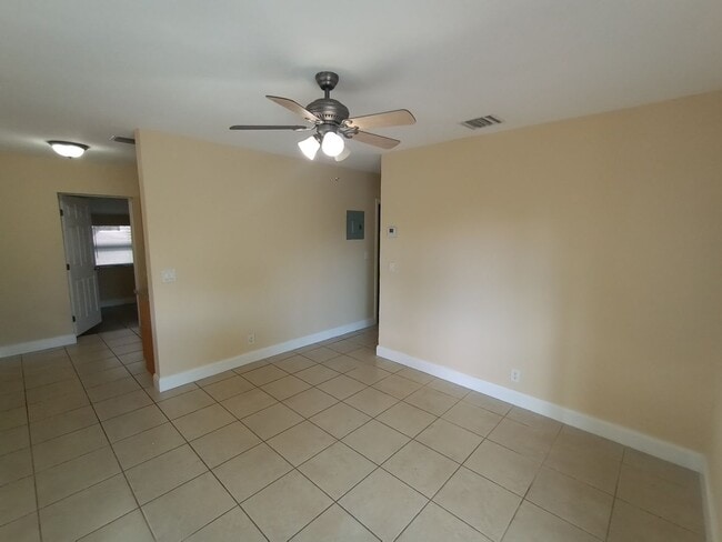 Building Photo - 3/2 HOME FOR RENT.  FENCED BACK YARD