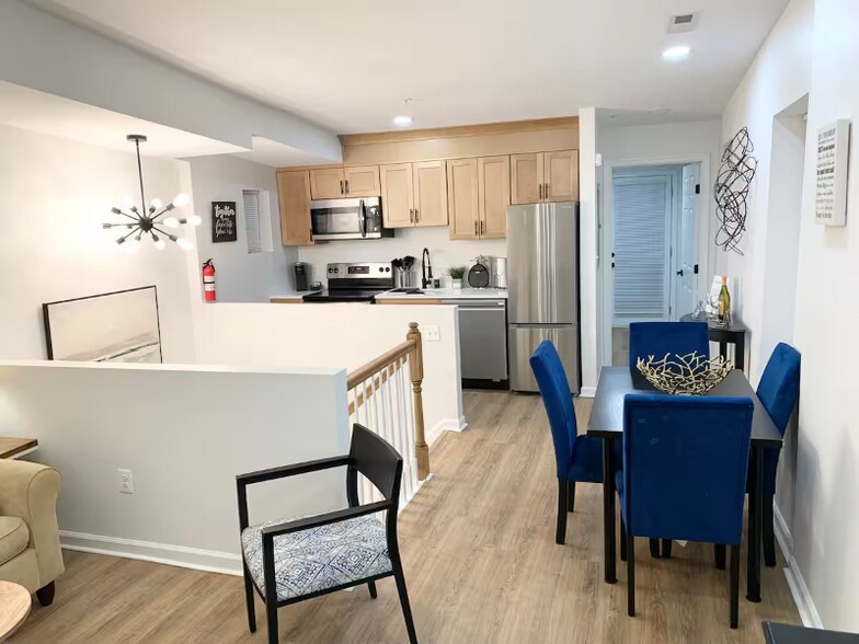 Building Photo - 1600 S Charles St