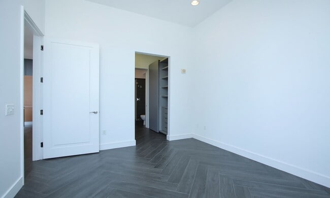 Building Photo - Exquisite Luxury high-rise 2 bedroom, 2bat...