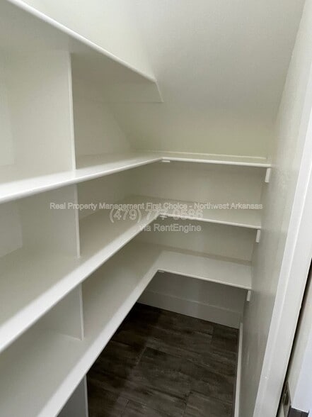 Building Photo - 720 Sun Meadow Dr