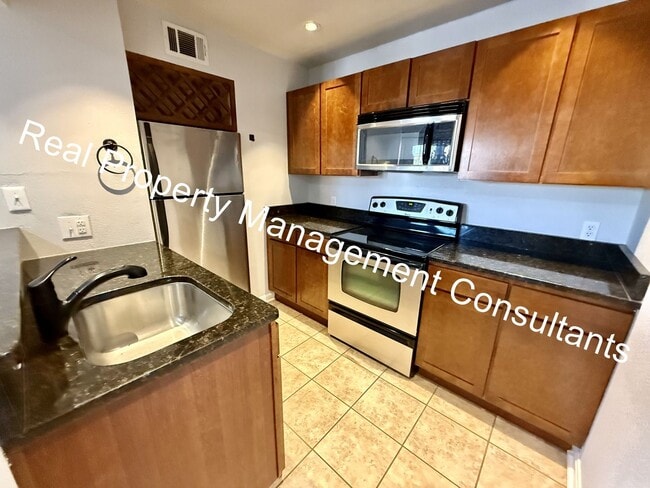 Building Photo - 2 Bed 2 Bath West Plaza Urban Oasis