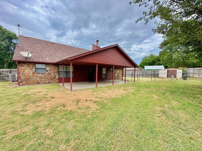 Building Photo - 2502 NE Kingsbriar Pl
