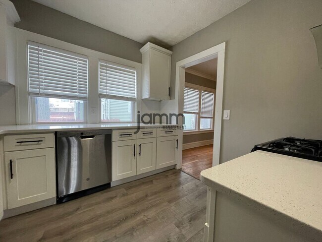 Building Photo - 2121 Carabel Ave