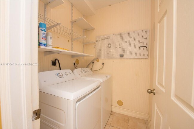 Building Photo - 731 SE 1st St