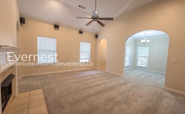 Building Photo - 3 Bed, 2 Bath Home with Garage / Available Now!