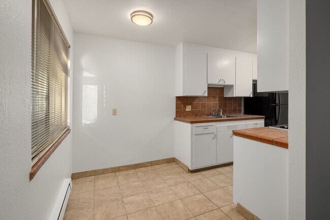 Building Photo - *2 Weeks of Free Rent Promotion!* BEAUTIFU...
