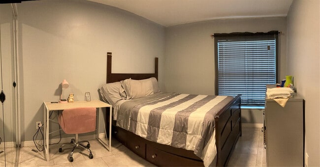 Building Photo - 12900 SW 13th Manor