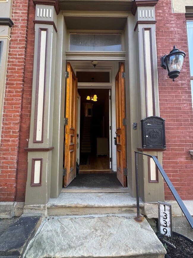 Building Photo - 1339 W North Ave