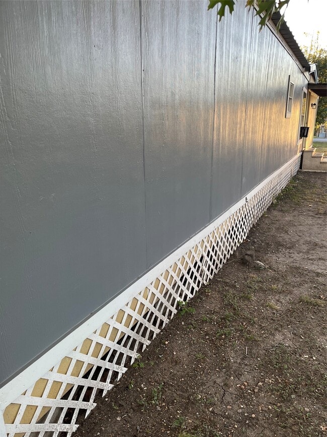 Building Photo - 305 7th St