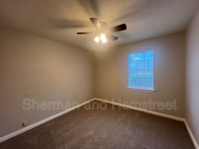 Building Photo - 510 Commons Dr