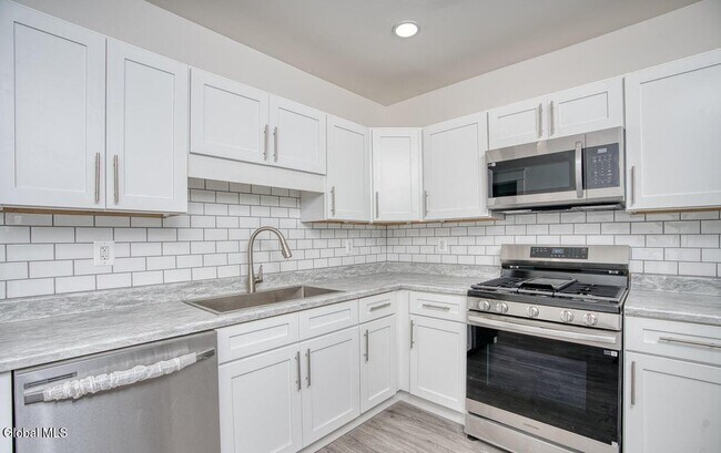 Building Photo - 1538 Nott St