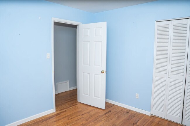 Building Photo - 1643 Colonial Manor Dr