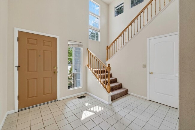 Building Photo - 5 Bedroom Home Close to UNR!
