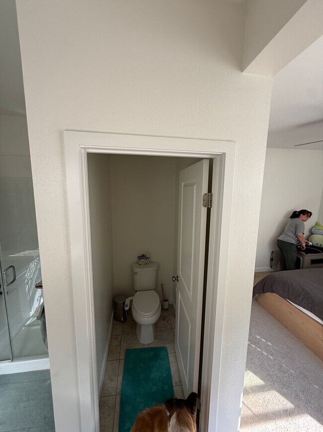 Building Photo - 3 Bedroom 2 Bath Unit