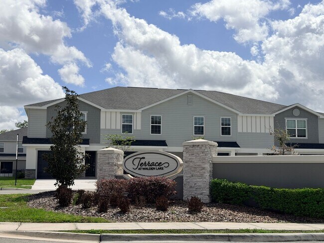 Building Photo - Modern 3BR Townhome in Plant City – Move-In Ready