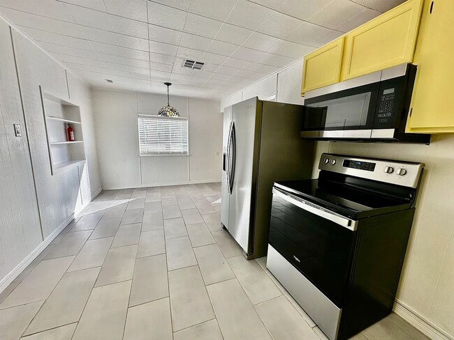 Building Photo - 819 15th St