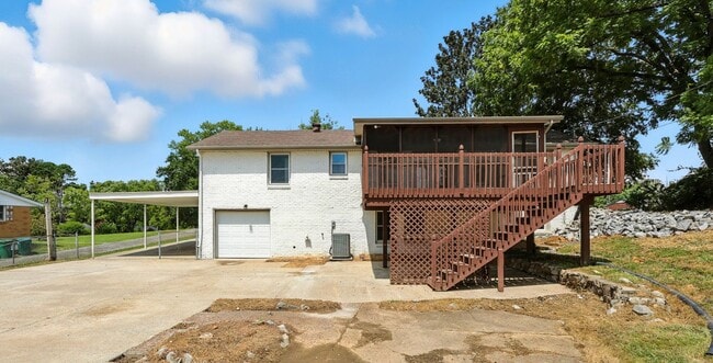 Building Photo - Spacious 3 bedroom home with finished base...