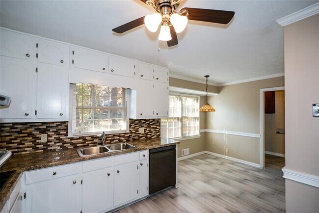 Building Photo - 1316 White Oak St SE