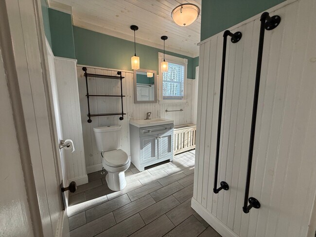 Building Photo - 672 Lisbon St