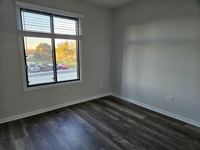 Building Photo - 947 Cross Creek Dr N