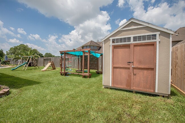Building Photo - 2110 Stonehollow Ct