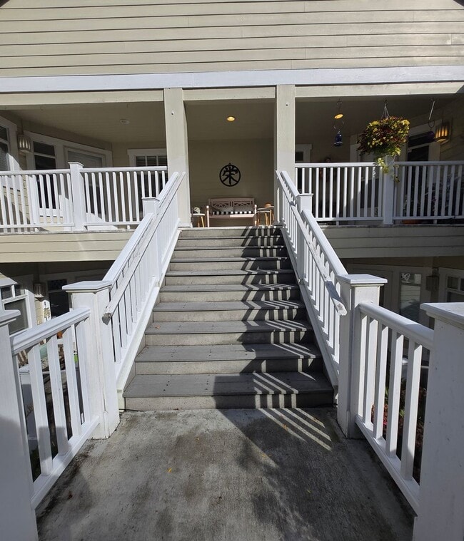 Building Photo - ***PENDING APPLICATIONS***2 Bedroom 1.75 B...
