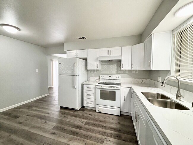 Building Photo - 3275 Cheyenne Dr