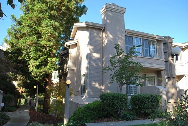 Building Photo - Updated Townhome in Sought After Walnut Cr...