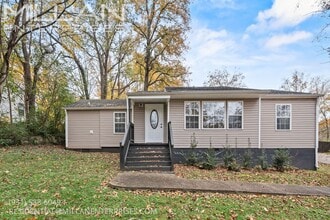 Building Photo - Charming Three Bedroom Home with Natural P...