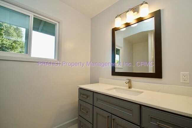 Building Photo - 525 Las Colindas Rd