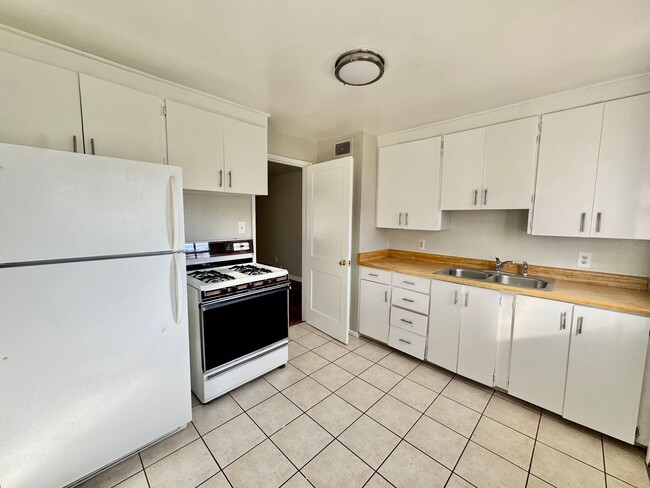 Building Photo - 449 Glen View Ct