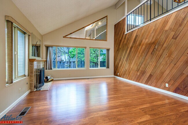 Building Photo - Lovely Home | Bonus Room | A/C | Solar Panels