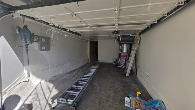 Building Photo - 1590 Underwood Ave