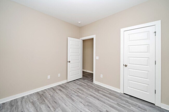 Building Photo - 5529 Blue Jay Cir