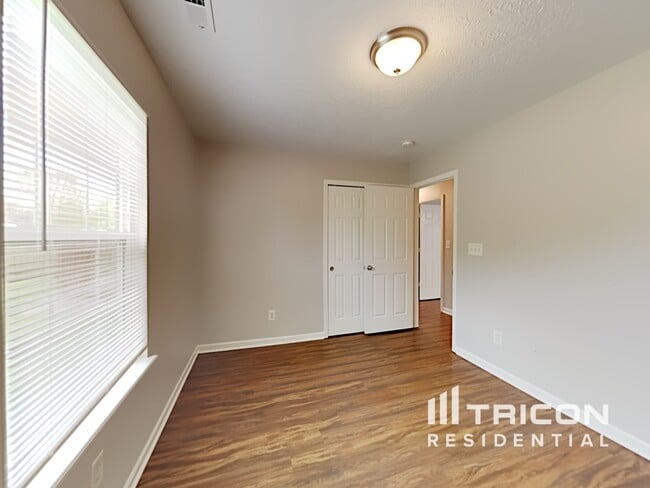 Building Photo - 10718 Huntwick Dr