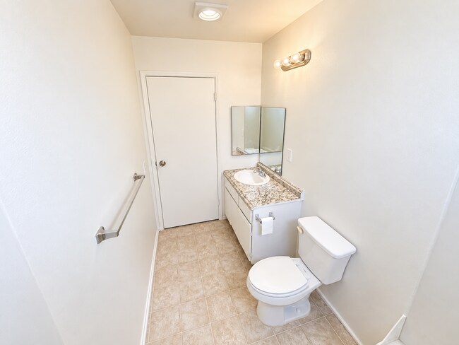 Building Photo - 11441 Oxnard St