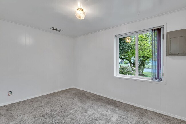 Building Photo - Cozy 4-Bedroom Home with Wood Stove & Large Backyard in Mountlake Terrace