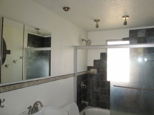 Building Photo - Coming Soon In The NE Heights!