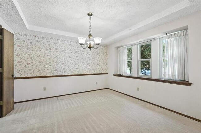Building Photo - 1506 N Valley Pkwy