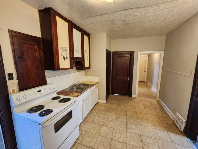 Building Photo - Charming 4-Bedroom Property in Prime Location (SECTION 8 VOUCHERS ACCEPTED)