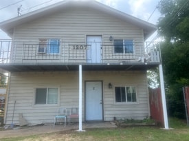 Building Photo - 1207 N Ross Ave